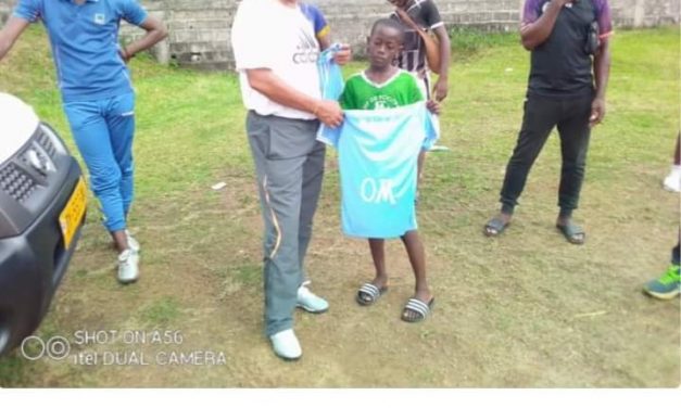 Gabon-Football amateur: Parfait Ndong distribue des kits sportifs
